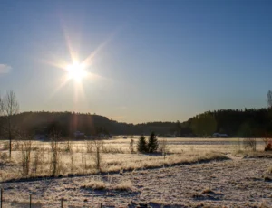 Vinterlandskap i Bohuslän – snöklätt kustfoto, foto av Anna E Johansson